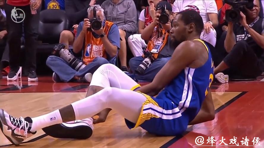 累坏了！杜兰特左小腿拉伤 至少伤停两周时间